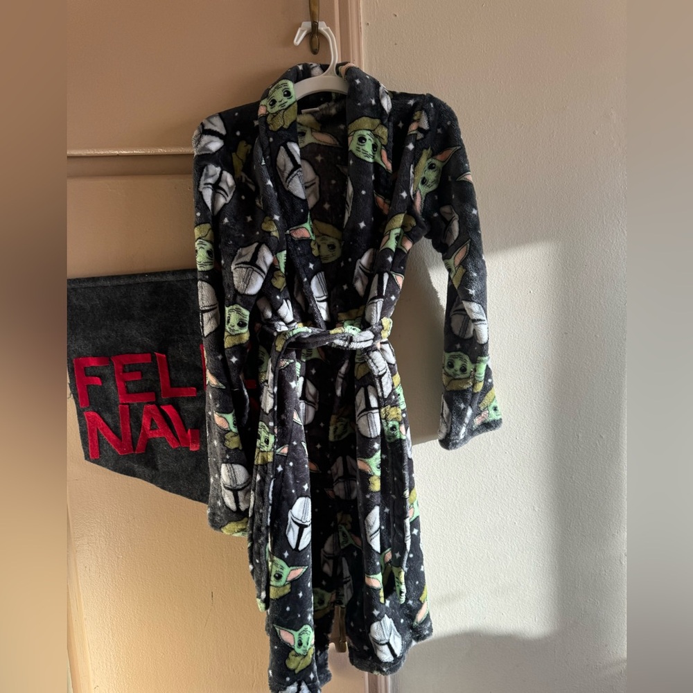 Kids Star Wars robe size 12/14